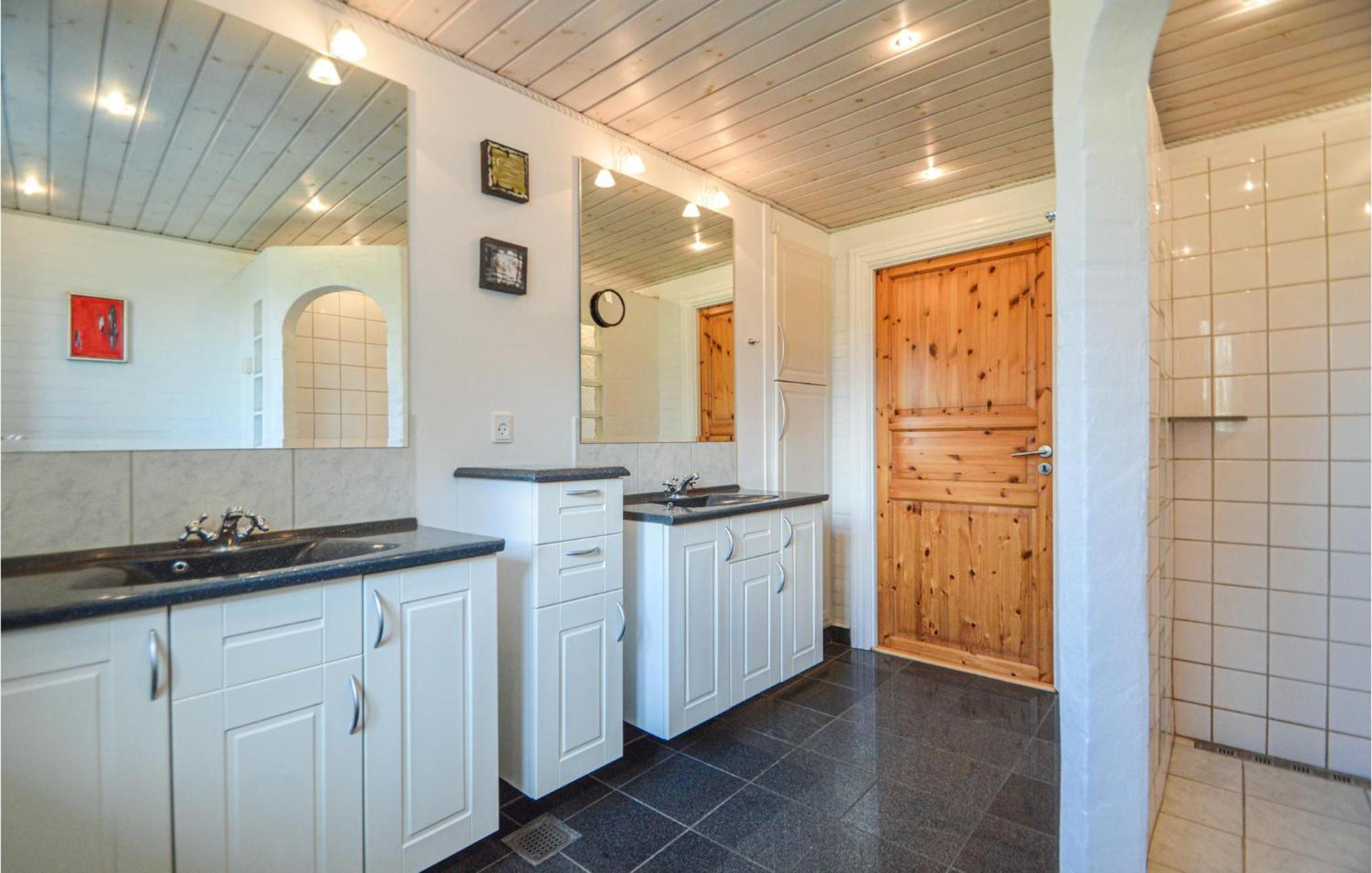 Awesome Home In Bredebro With Kitchen Ballum Extérieur photo
