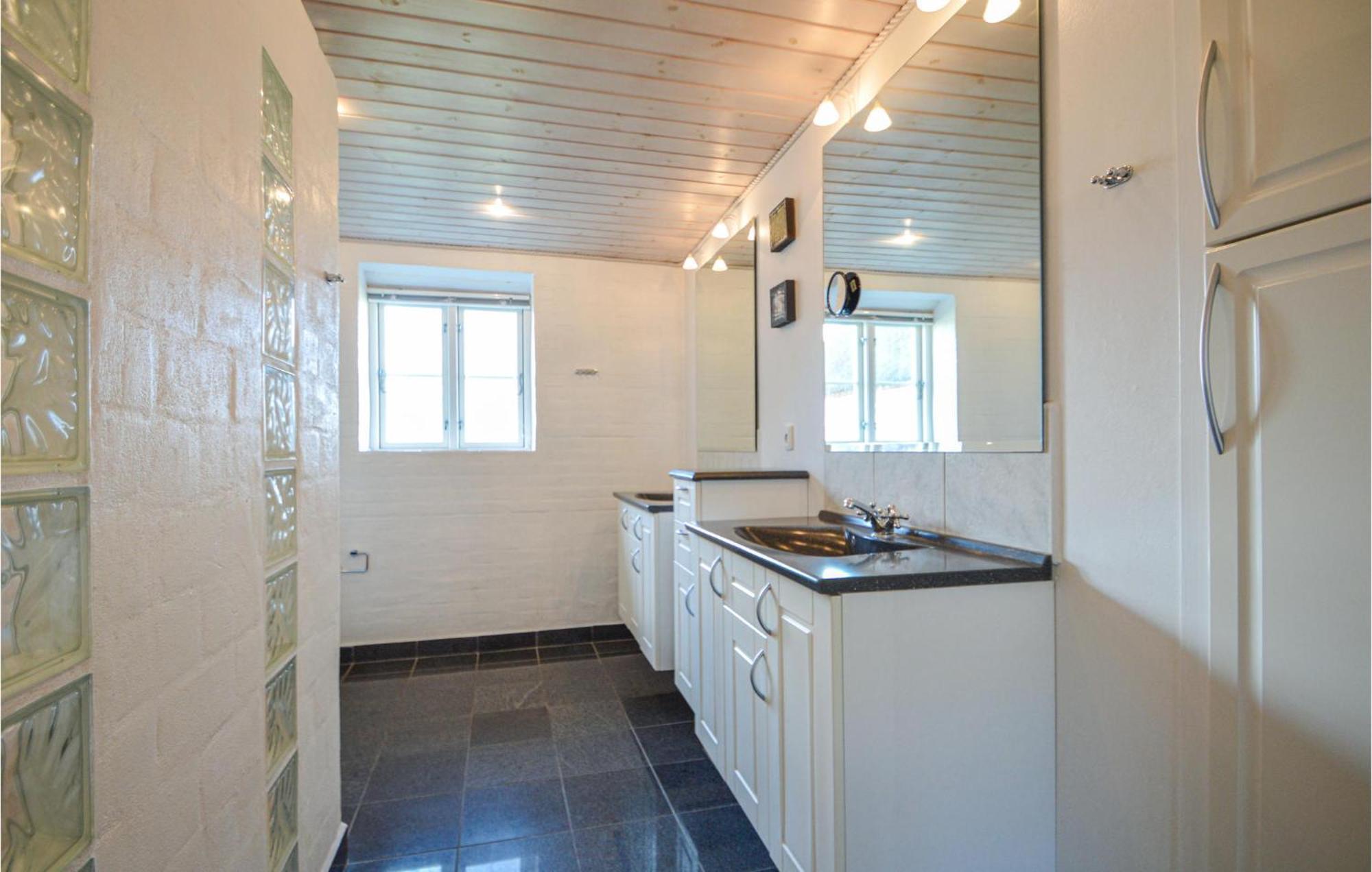 Awesome Home In Bredebro With Kitchen Ballum Extérieur photo