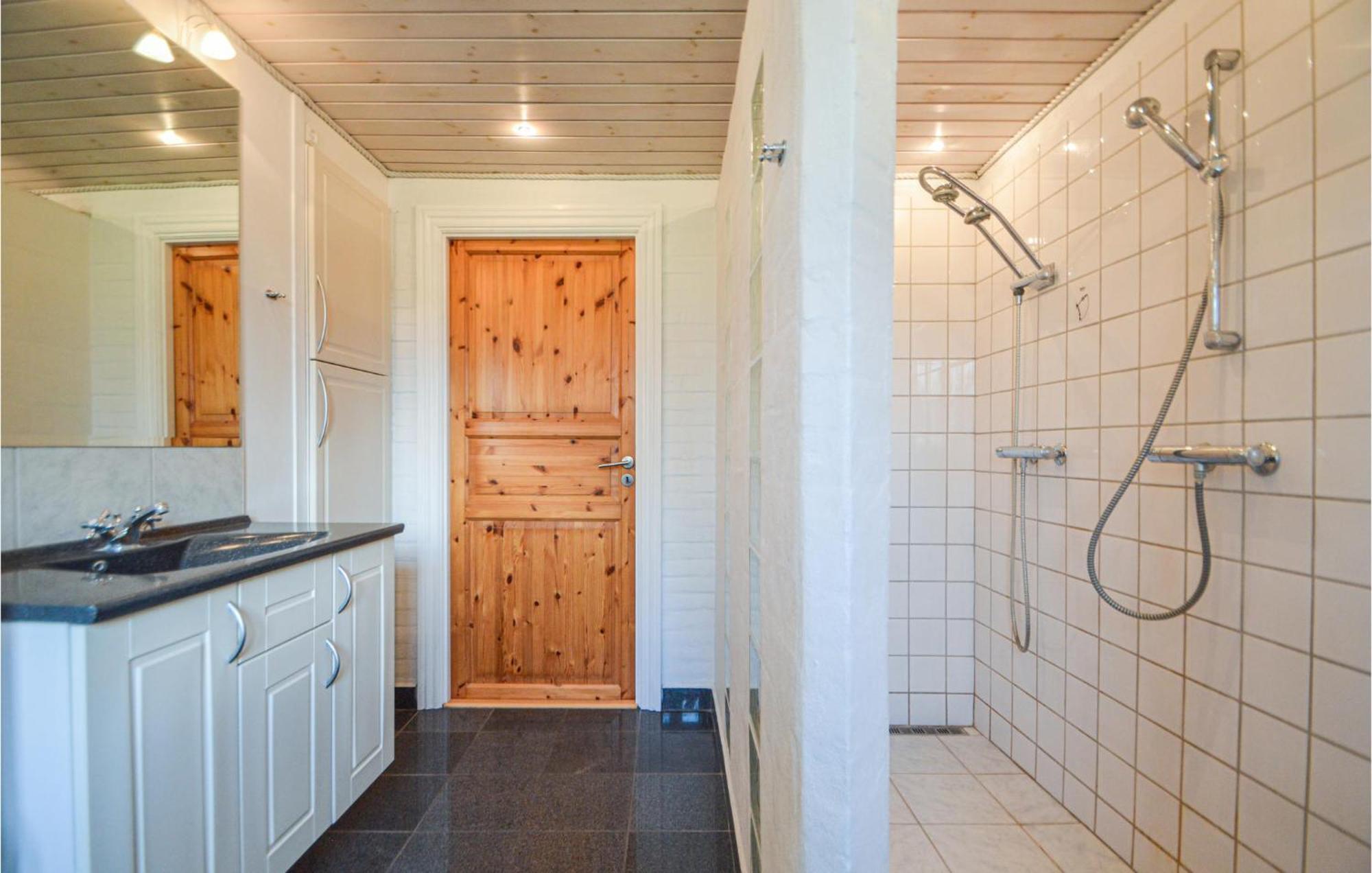 Awesome Home In Bredebro With Kitchen Ballum Extérieur photo